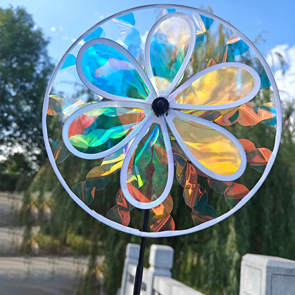 Wikz Twista Flower Circle vindhjul i regnbuefarver, vist i natur