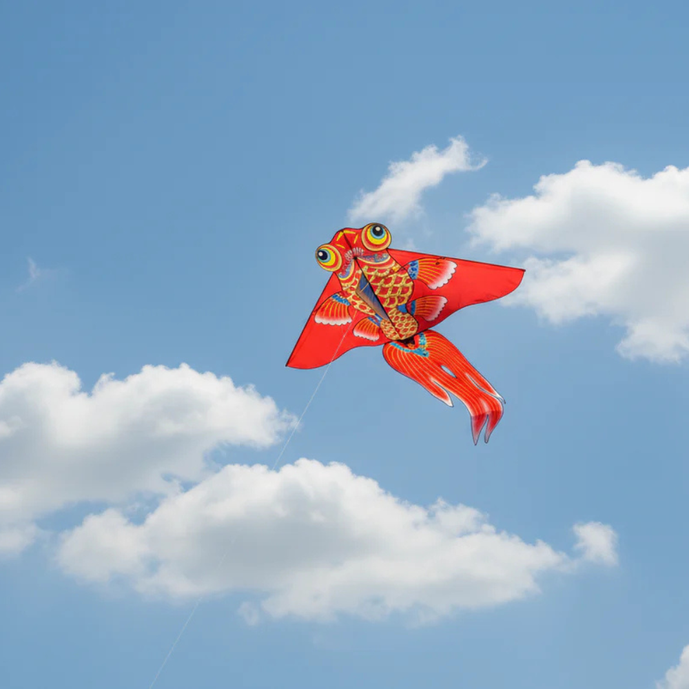 Wikz Hualing Guldfisk drage i rød og orange, flyvende mod blå himmel med skyer