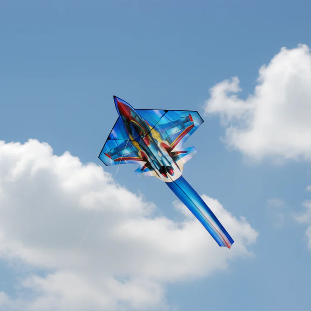 Wikz Raket Drage i blå og rød, flyvende mod himmel med skyer