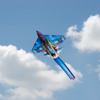 Wikz Raket Drage i blå og rød, flyvende mod himmel med skyer