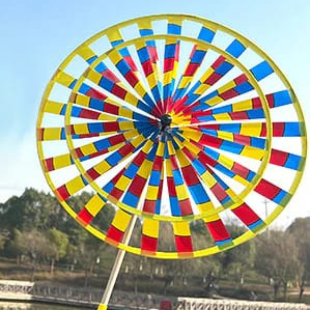 Wikz Twista Colorwheel vindhjul i gul og blå, vist udendørs